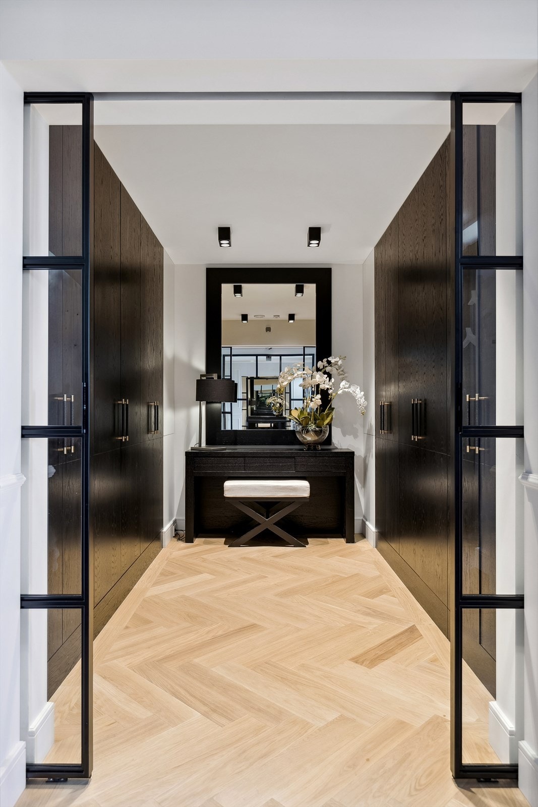 Walk-in garderobeløsning i hallen med plassbygde skaper levert av Framnes Interiør. Galleribilde