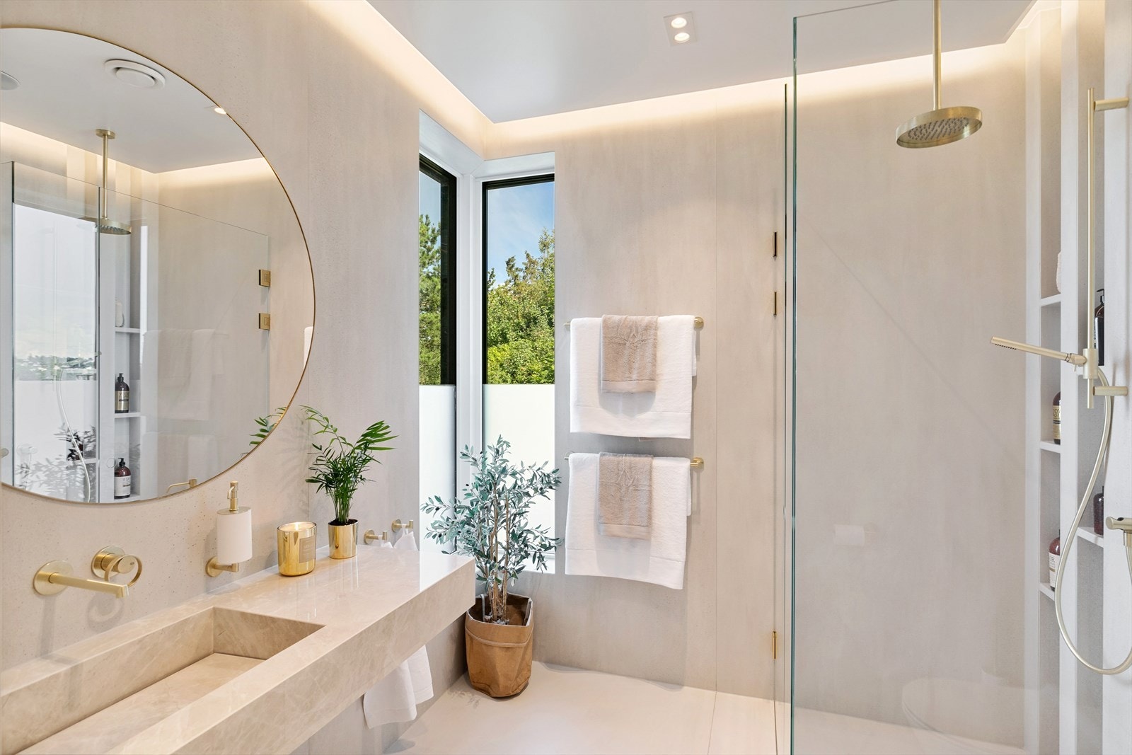 Det badet her er latterlig sexy.. Armaturer/batteri fra Gessi, gulv-til-tak fliser på vegg++++++ Galleribilde