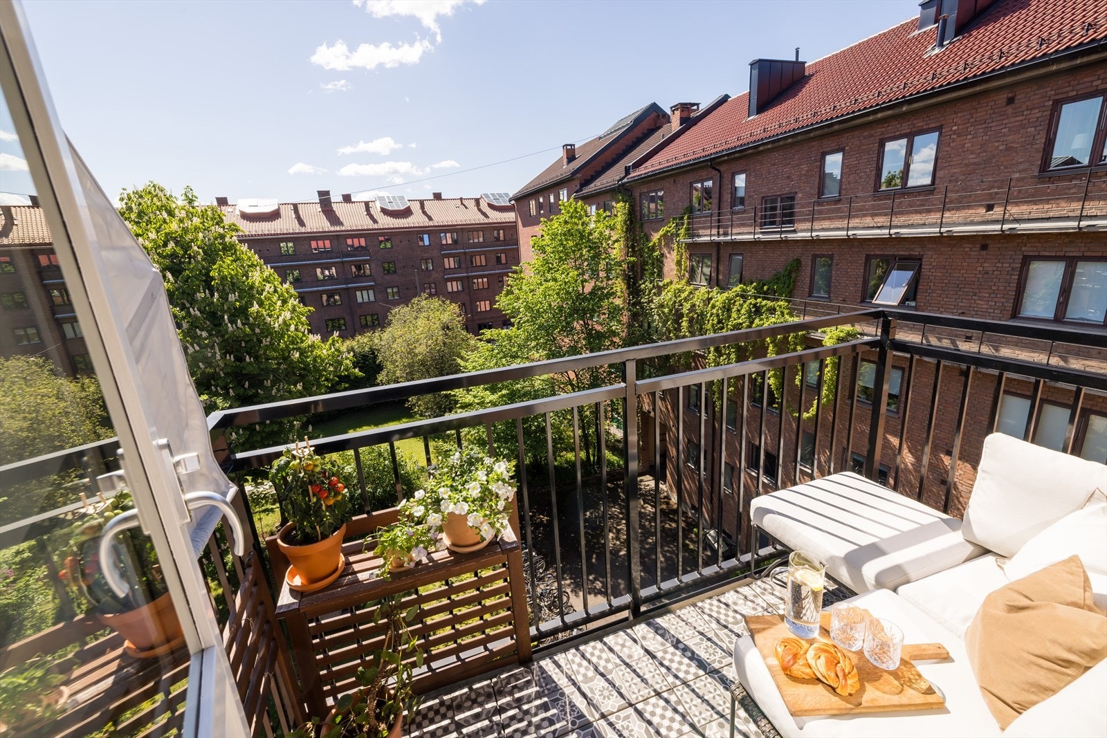 - Solrik sydvendt balkong på ca. 3 m² - Galleribilde