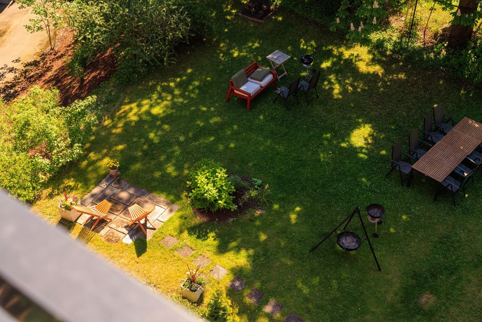 - Oppholdsrommet og balkongen vender mot den lukkede og pent opparbeidede felles bakgården - Galleribilde