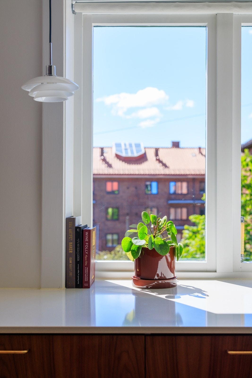 - Kompositt benkeplaten fra Drømmekjøkken strekker seg helt ut i vinduskarmen - Galleribilde