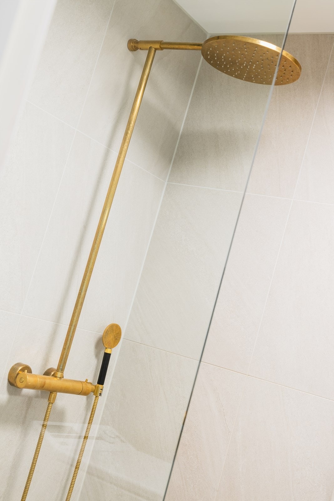 - Dusjarmatur, servant og trykknapp over toalettet er i samme fine finish fra Tapwell - Galleribilde