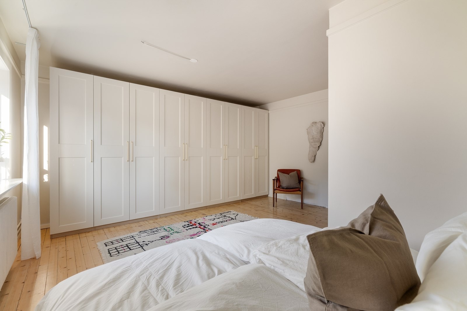 - Godt med garderobeskap som følger boligen - Galleribilde