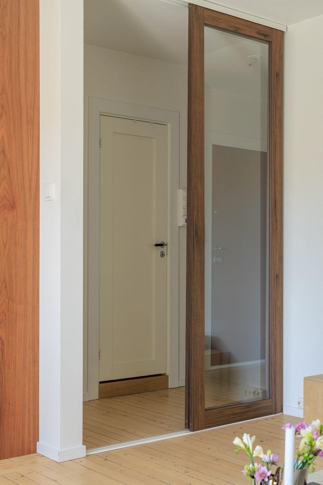 - Lekker og praktisk skyvedør mellom oppholdsrommet og entréen - Galleribilde