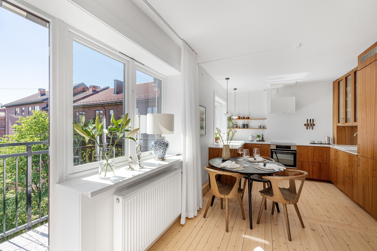 - Legg merke til de brede vinduskarmene - Galleribilde