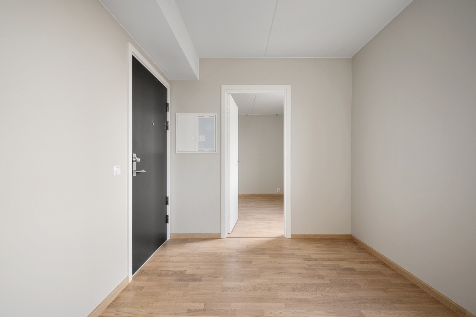 Vel inne i entréen har du god plass til å henge fra deg yttertøyet. Galleribilde