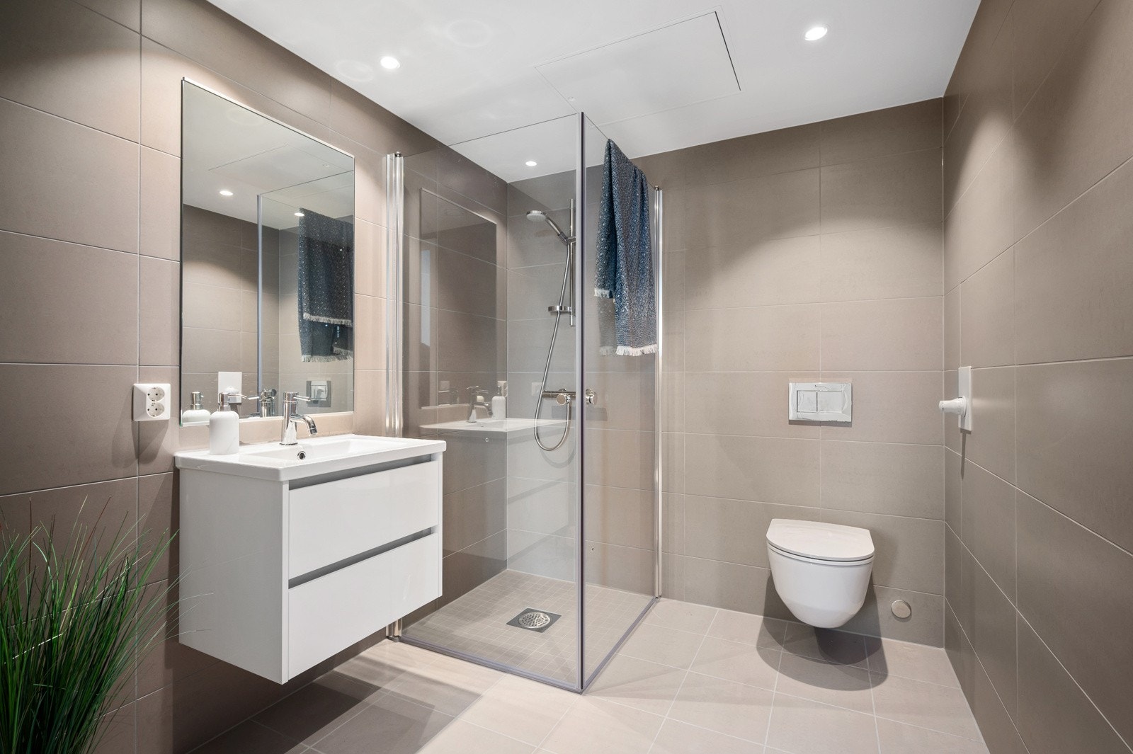 Boligen har et lekkert, flislagt bad fra byggeåret som er svært romslig. Avtrekk på bad via balansert ventilasjonsanlegg. Galleribilde