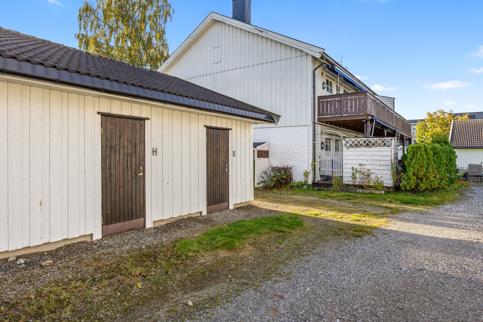 Det medfølger en ekstern bod, plassert i bakkant av carporten - praktisk for lagring av sportsutstyr, verktøy eller sesongutstyr. Galleribilde