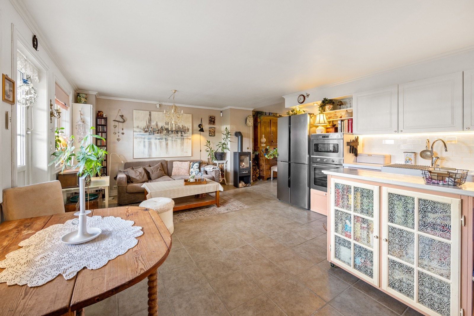 Lys og trivelig stue med god takhøyde (målt til 2,34 meter) og plass til både sofakrok og spisebord. Galleribilde