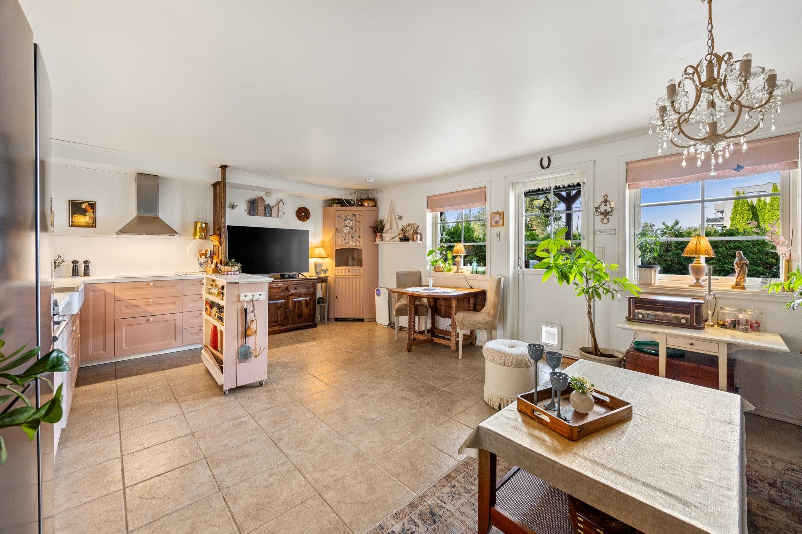 En lys, luftig og åpen planløsning! Galleribilde