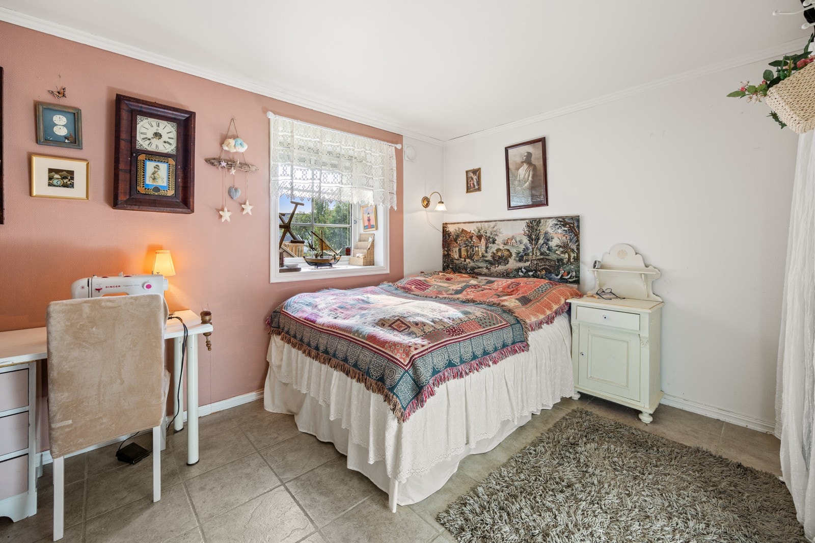 Romslig soverom med plass til dobbeltseng og garderobeløsning. Veggene har malt strietapet, og gulvet er flislagt med herlig gulvvarme. Galleribilde