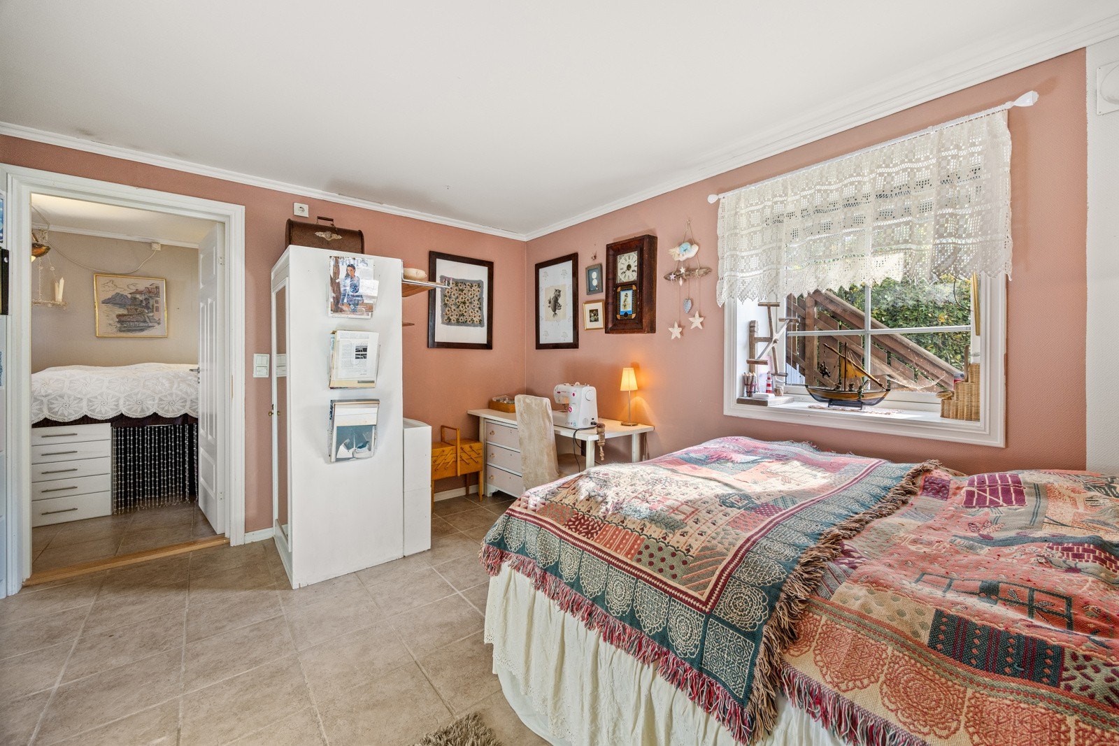 Rommet vender rolig ut mot felles grøntareal. Galleribilde