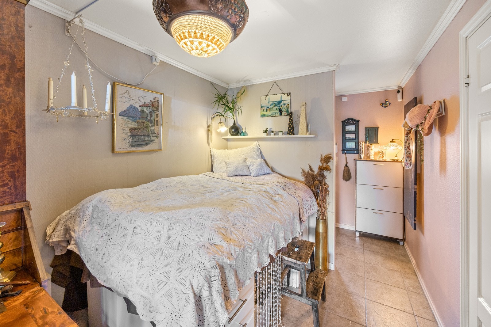 Nåværende eier har etablert en innebygd seng i gangen, som gir en smart og plassbesparende løsning - enten som ekstra sengeplass eller en hyggelig sovealkove. Vær oppmerksom på at sengen ikke medfølger ved salget. Galleribilde