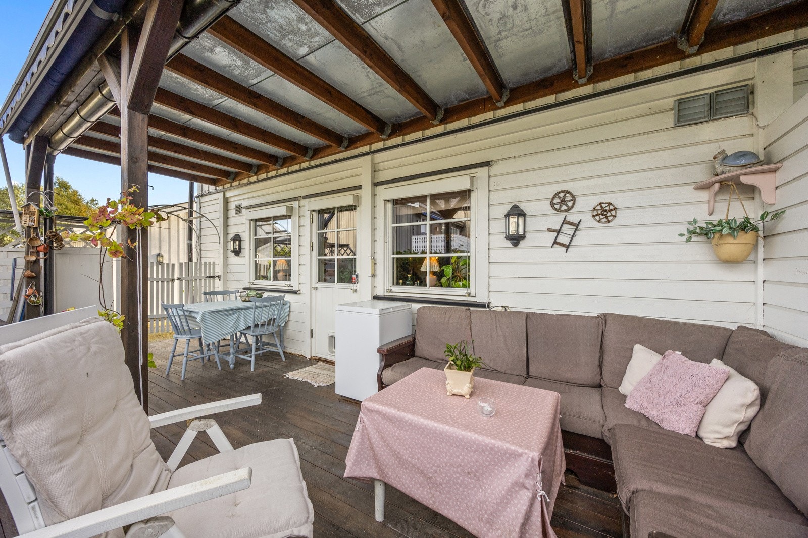 Fra stuen er det utgang til en nordvestvendt markterrasse på ca. 22 kvm - et perfekt sted for ettermiddagssol og avslapning utendørs. Det er satt opp hekk som skjermer godt for sjenerende innsyn. Galleribilde