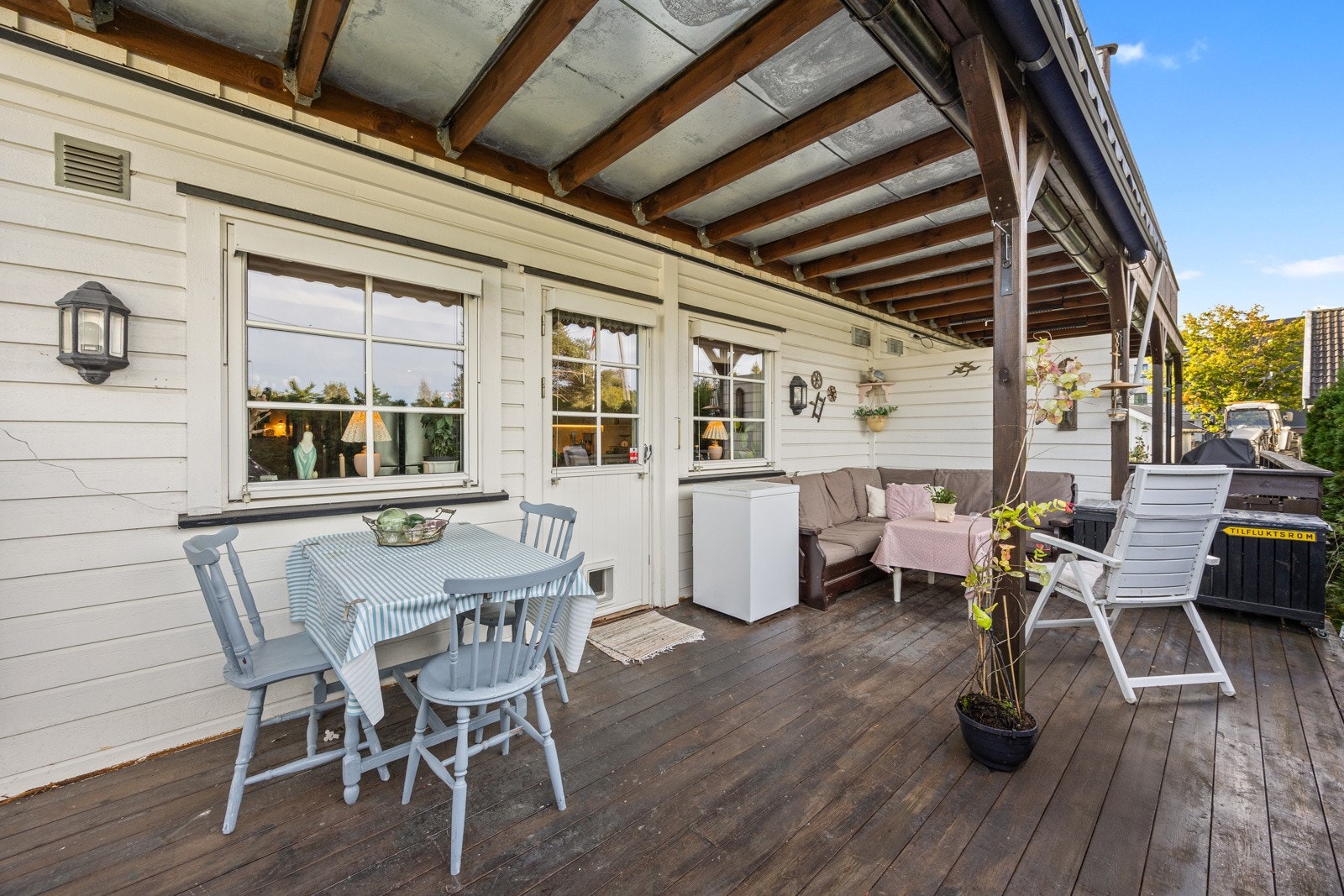 Fra stuen er det utgang til en nordvestvendt markterrasse på ca. 22 kvm, oppført i trekonstruksjon og belagt med terrassebord - et trivelig uteområde med ettermiddagssol og god plass til utemøbler og sosiale sammenkomster. Galleribilde