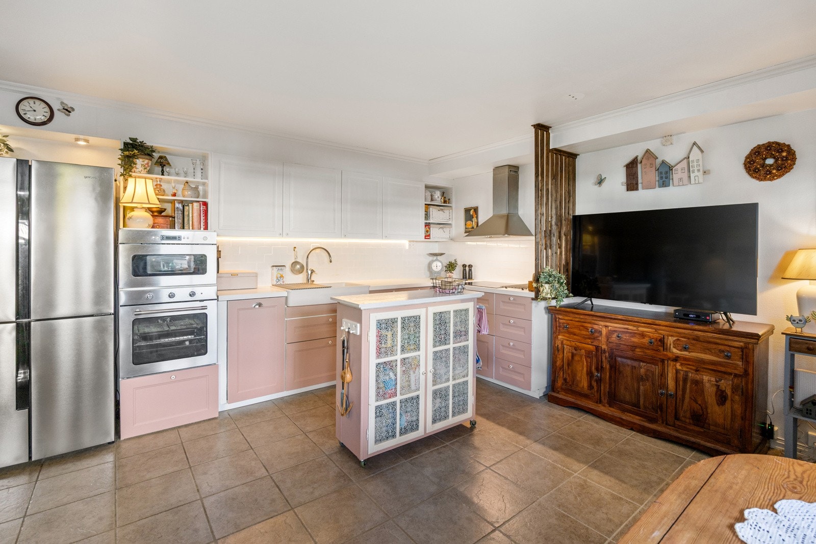 Kjøkkenet er utstyrt med integrert platetopp, stekeovn, mikrobølgeovn og oppvaskmaskin. Gulvet er flislagt og har behagelig gulvvarme for økt komfort. Frittstående kjøleskap og mobil kjøkkenøy medfølger ikke ved salget. Galleribilde