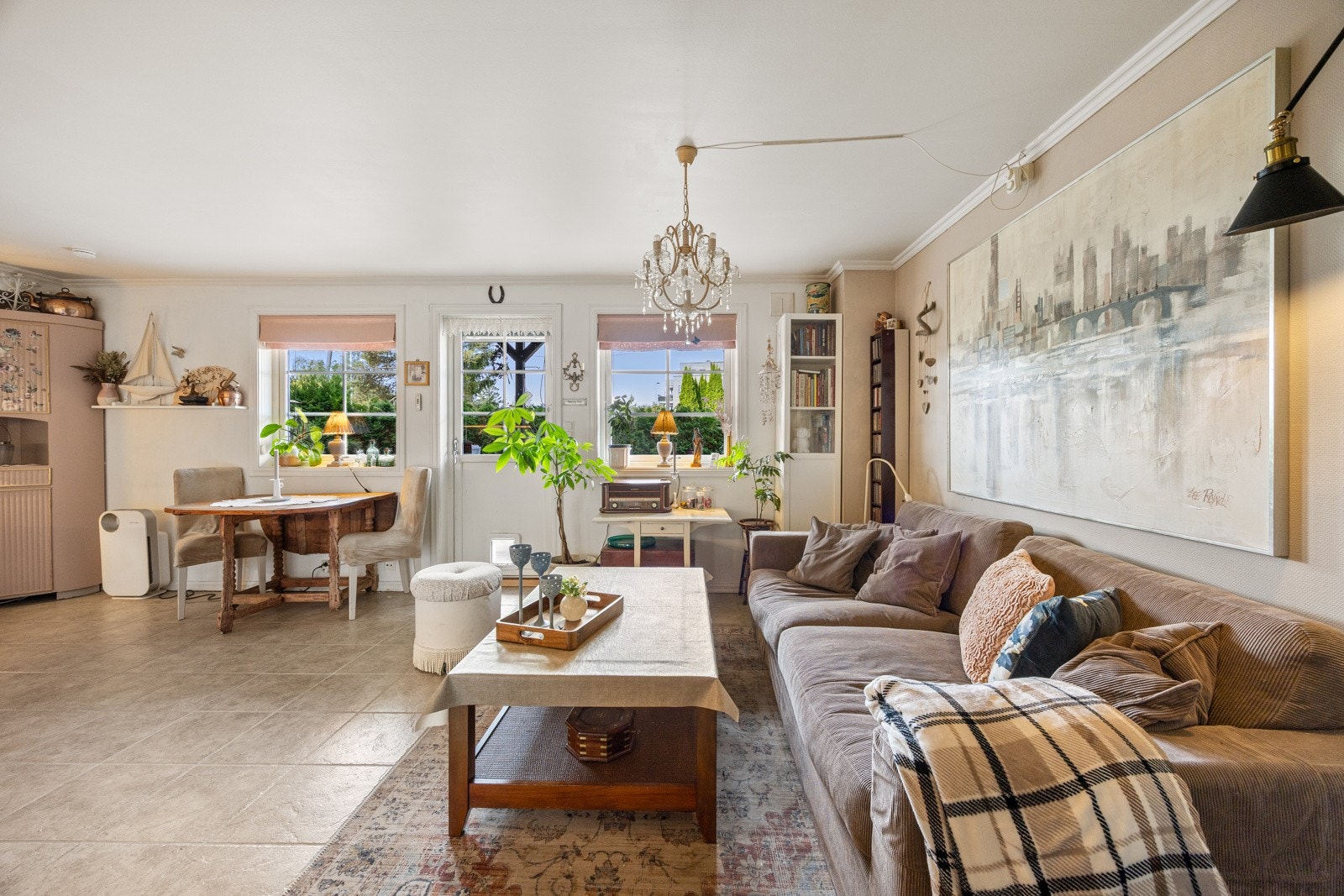 Veggene har malt strietapet, og gulvet er flislagt med gulvvarme, noe som gir god komfort året rundt. Galleribilde