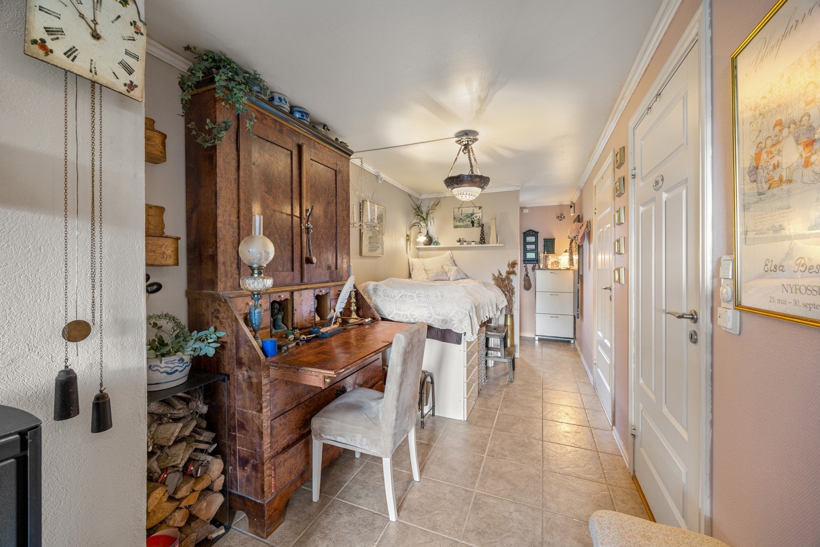 Romslig gang med fliser på gulv med gulvvarme. Galleribilde