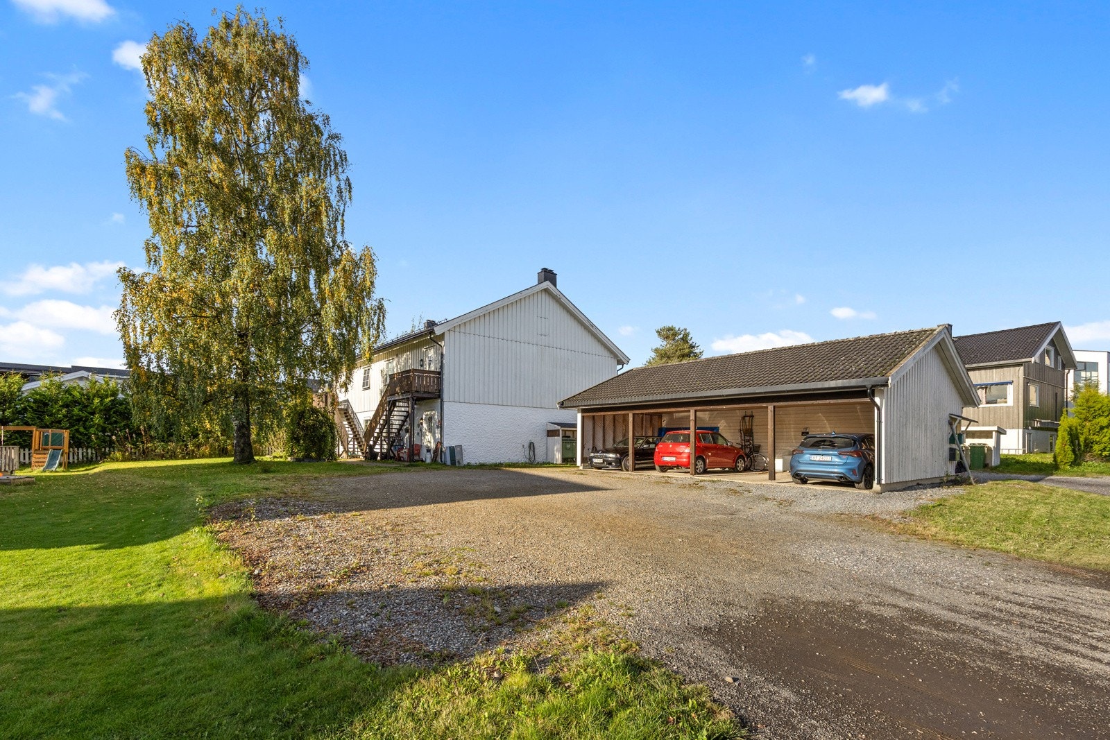 Sameiet har en felles eiet tomt på 895 kvm, som er pent opparbeidet med et romslig grøntareal, samt gruset innkjørsel og parkeringsarealer. Boligen disponerer én biloppstillingsplass i felles carportanlegg. Galleribilde