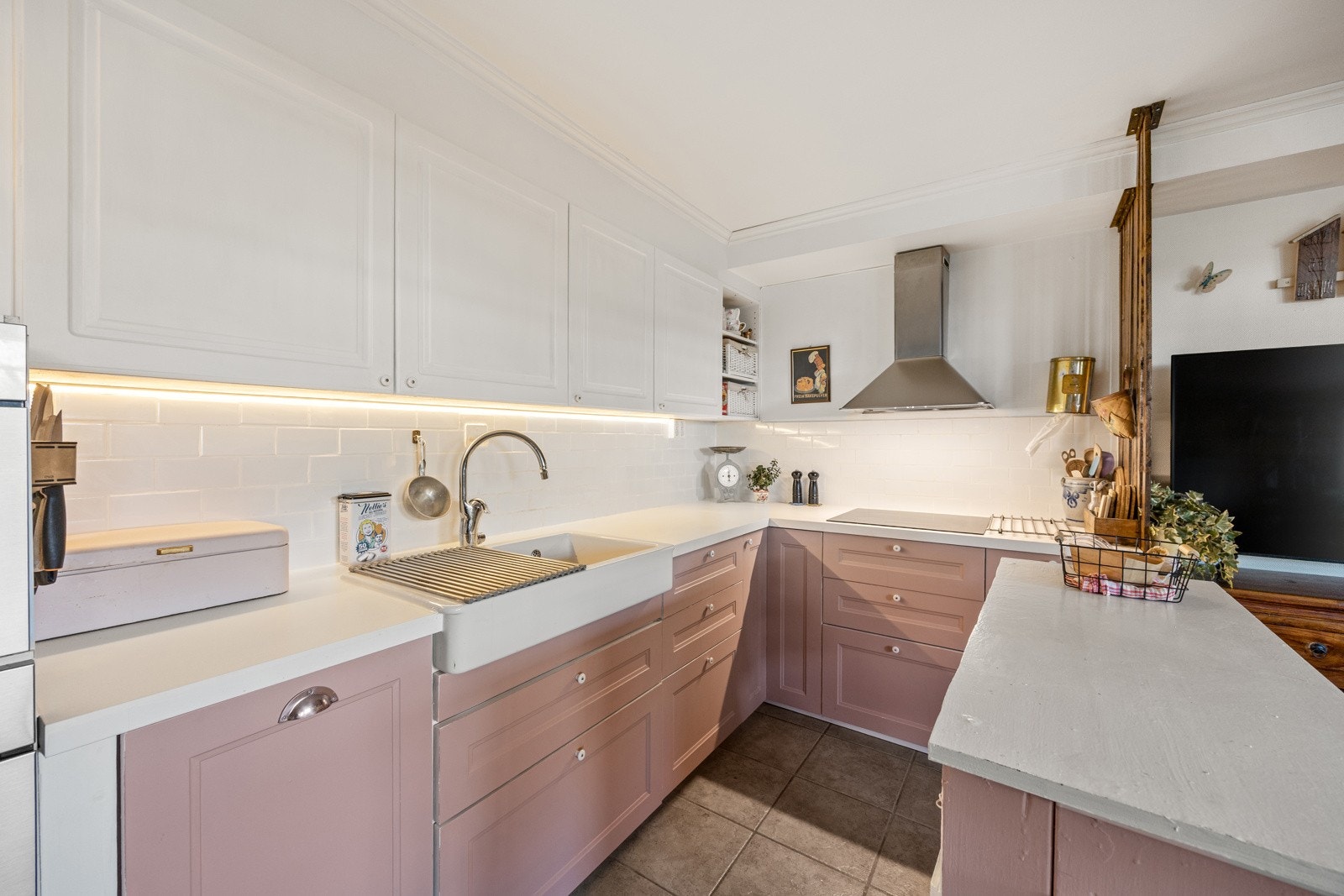 Kjøkkenet har en klassisk og tidløs utforming med praktiske løsninger. I 2023 ble underskap, benkeplate og hvitevarer oppgradert, mens overskapene er av noe eldre årgang og tilfører et sjarmerende uttrykk. Galleribilde