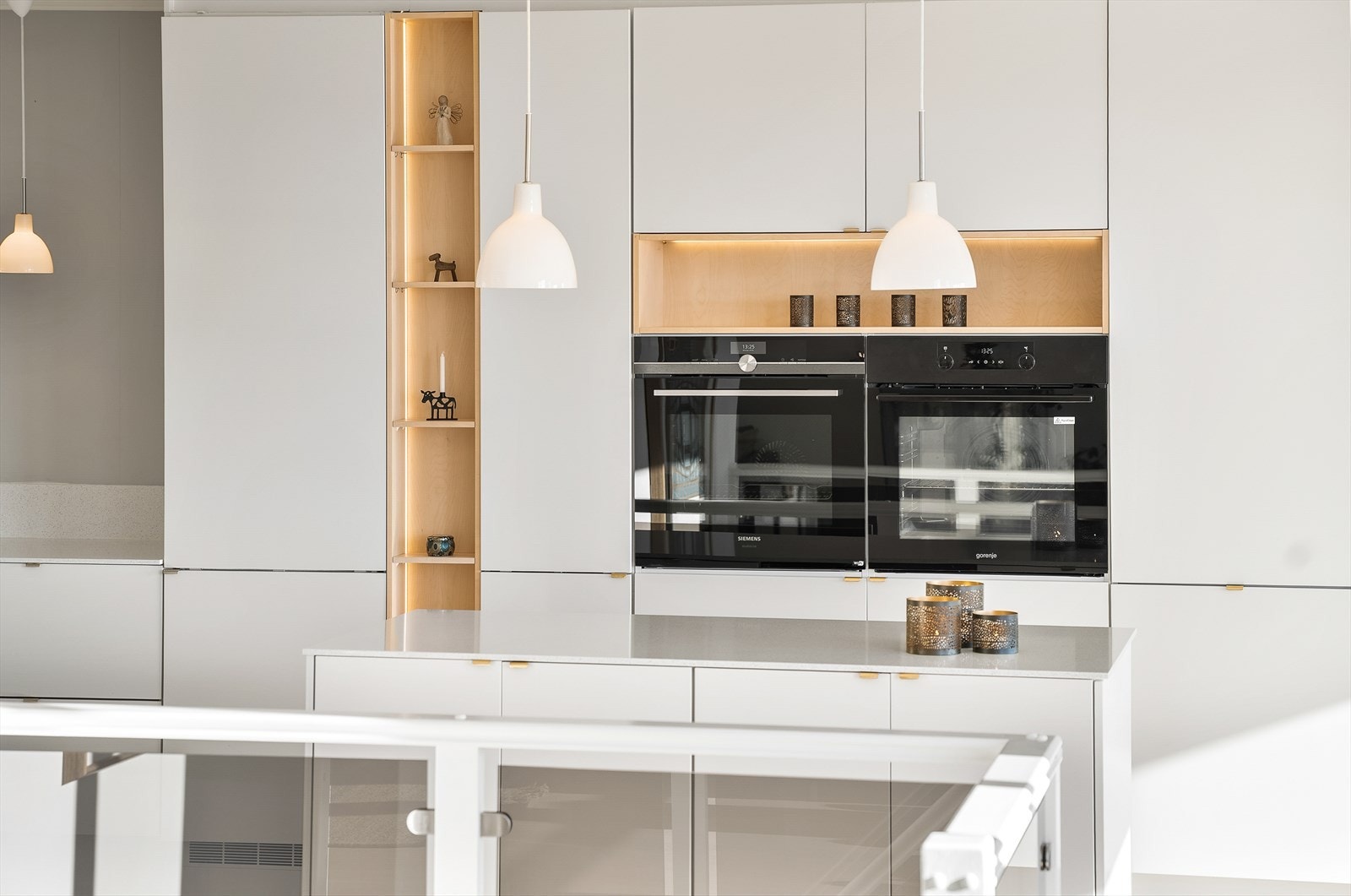 Kjøkkenet har bl.a. to integrerte komfyrer, induksjonstopp, oppvaskmaskin og kjøleskap. Galleribilde