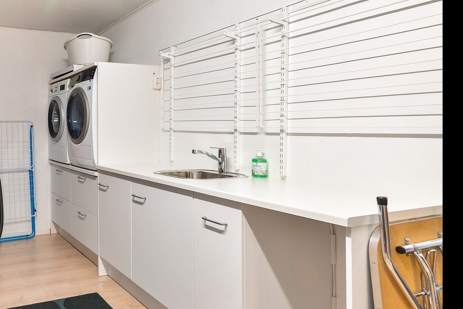 Delen av underetasjen som vender mot nord består av en stor bod og et vaskerom. Galleribilde