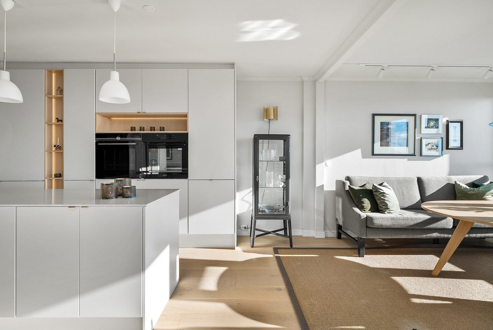 Kjøkkenet byr virkelig på rikelig med oppbevaringsplass og arbeidsflate, og har selvfølgelig integrerte hvitevarer. Galleribilde