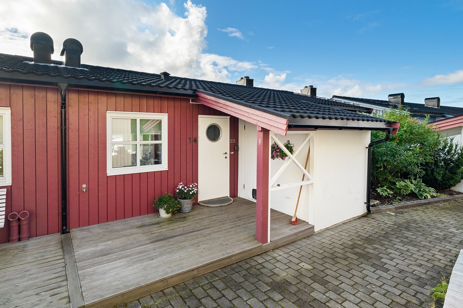 Boligen har et trivelig inngangsparti, med god plass til en benk eller et kafésett, og egen sportsbod. Galleribilde