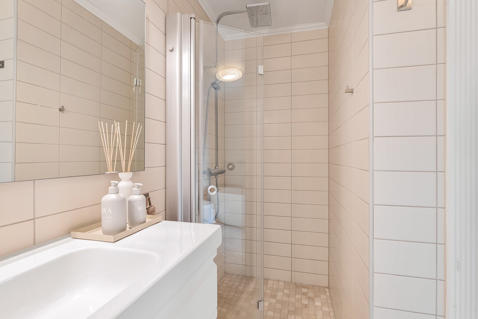 Baderommet er fra 20xx, delvis pusset opp i 20xx av fagfolk, og har fått tilstandsgrad x av takstmann. Galleribilde