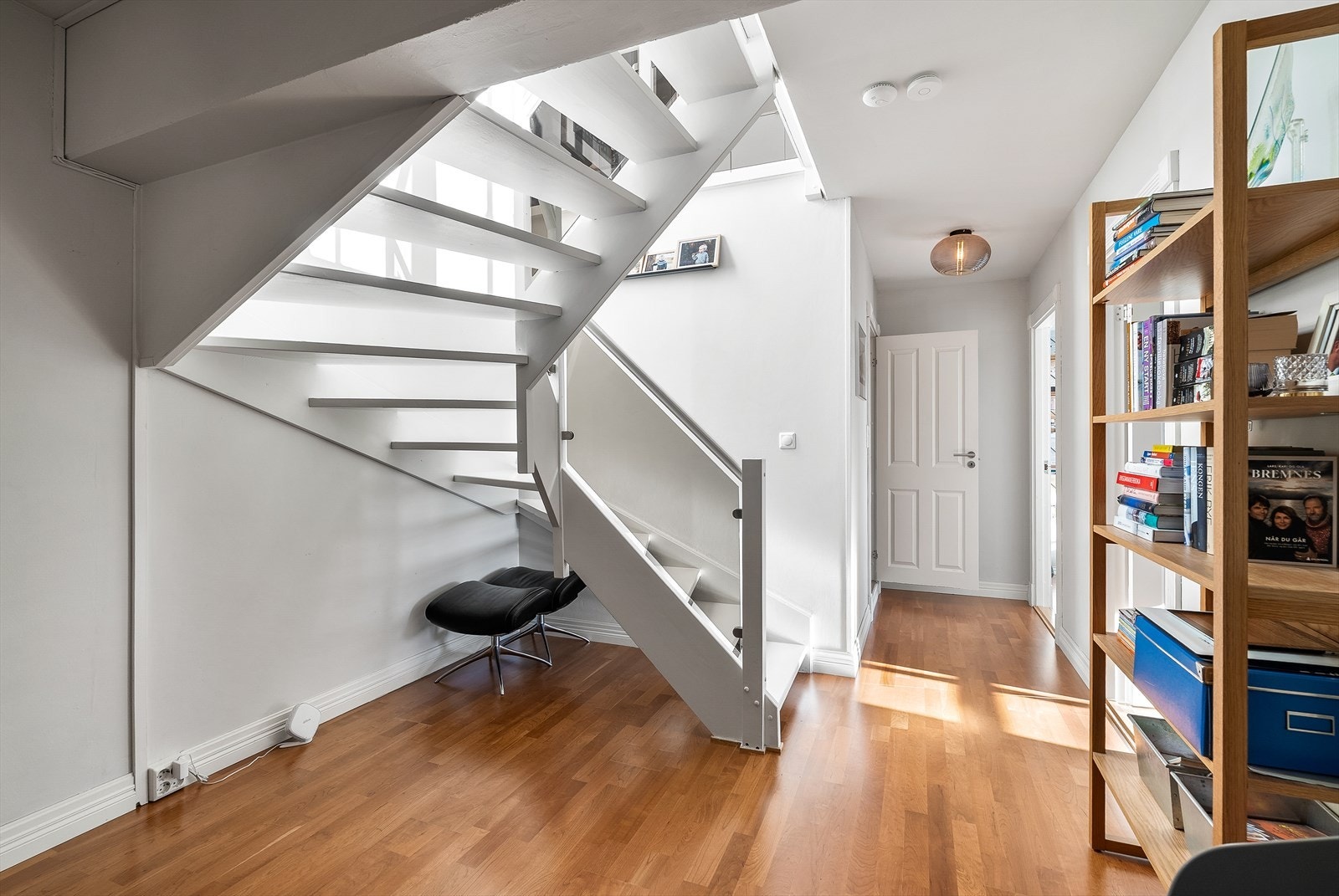 Underetasjen består av tre soverom med flott utsikt, walk in closet, baderom, vaskerom og en romslig bod. Galleribilde