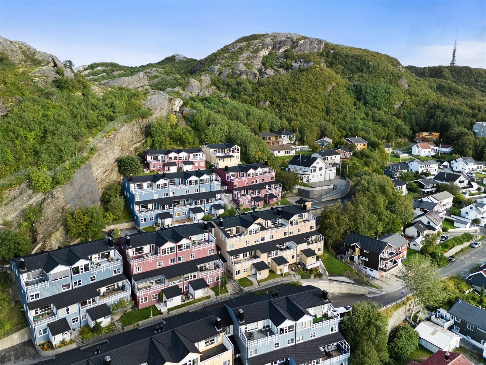 Nærmeste dagligvare er Joker (søndagsåpent), Rema 1000 og Kiwi. Det er gode bussforbindelser til og fra området med nærmeste busstopp i Nordstrandveien, og avstand inn til Bodø sentrum er like over 2 kilometer. Galleribilde