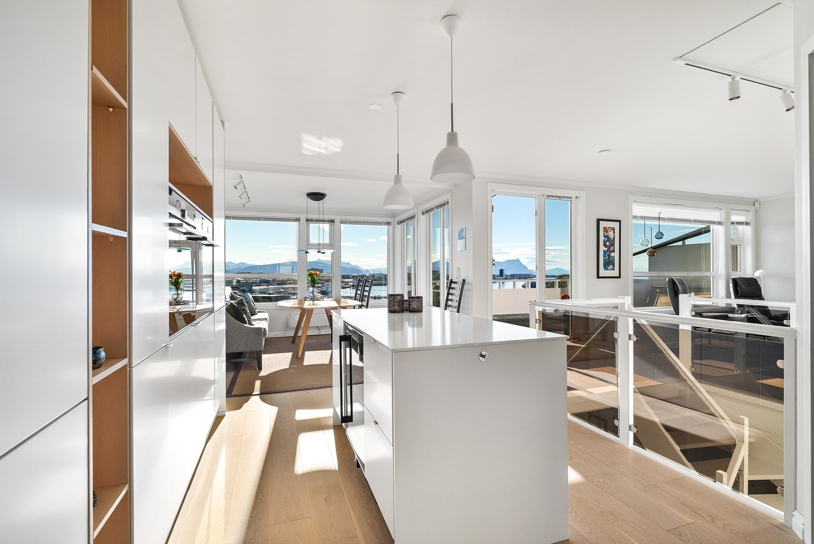 Kjøkkenøyen bidrar til ekstra arbeidsflate, og gjør det enkelt å både servere og tilberede mat med gjester til stede. Galleribilde