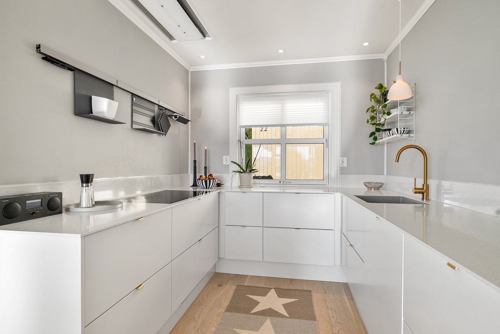 Kjøkkenet har en smart og plassbesparende ventilator integrert i himlingen. Galleribilde