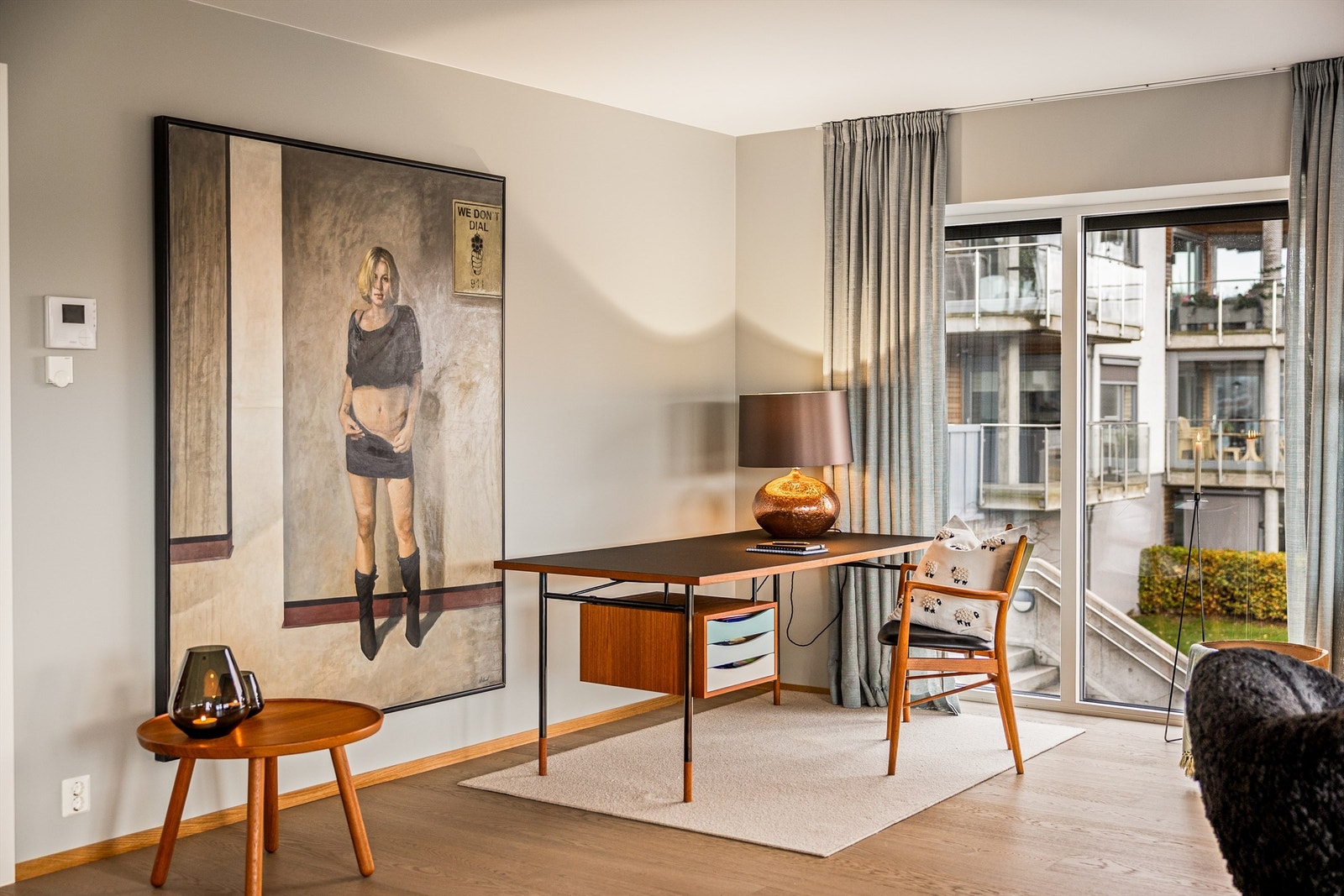 Lys og innbydende stue med god plass til både spisestue, sofagruppe og egen kontorplass. Galleribilde