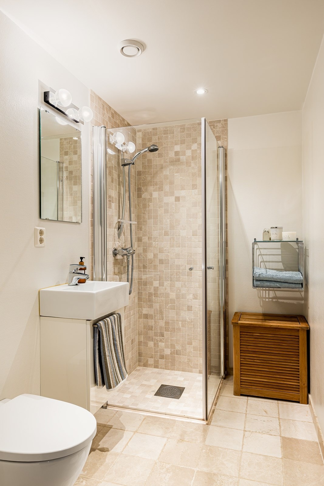 Delikat flislagt bad med gulvvarme og malte overflater på vegger. Himlingen har slett flate og er utstyrt med downlights. Galleribilde