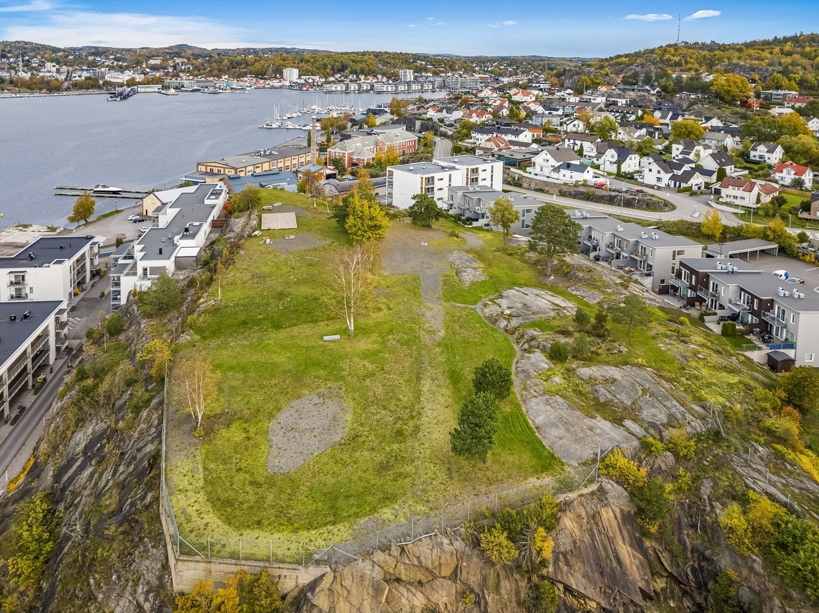 Rett i nærheten finnes det nydelig fellesareal. Perfekt til lek, moro og ballspill. Galleribilde