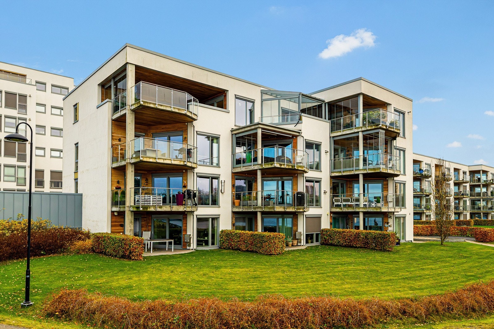 Sameiets tomt er pent opparbeidet med gangveier, busker, trær og noe gressplen. Sameiet sørger for vedlikehold av disse arealene. Leiligheten ligger fint til i 2. etasje. Galleribilde