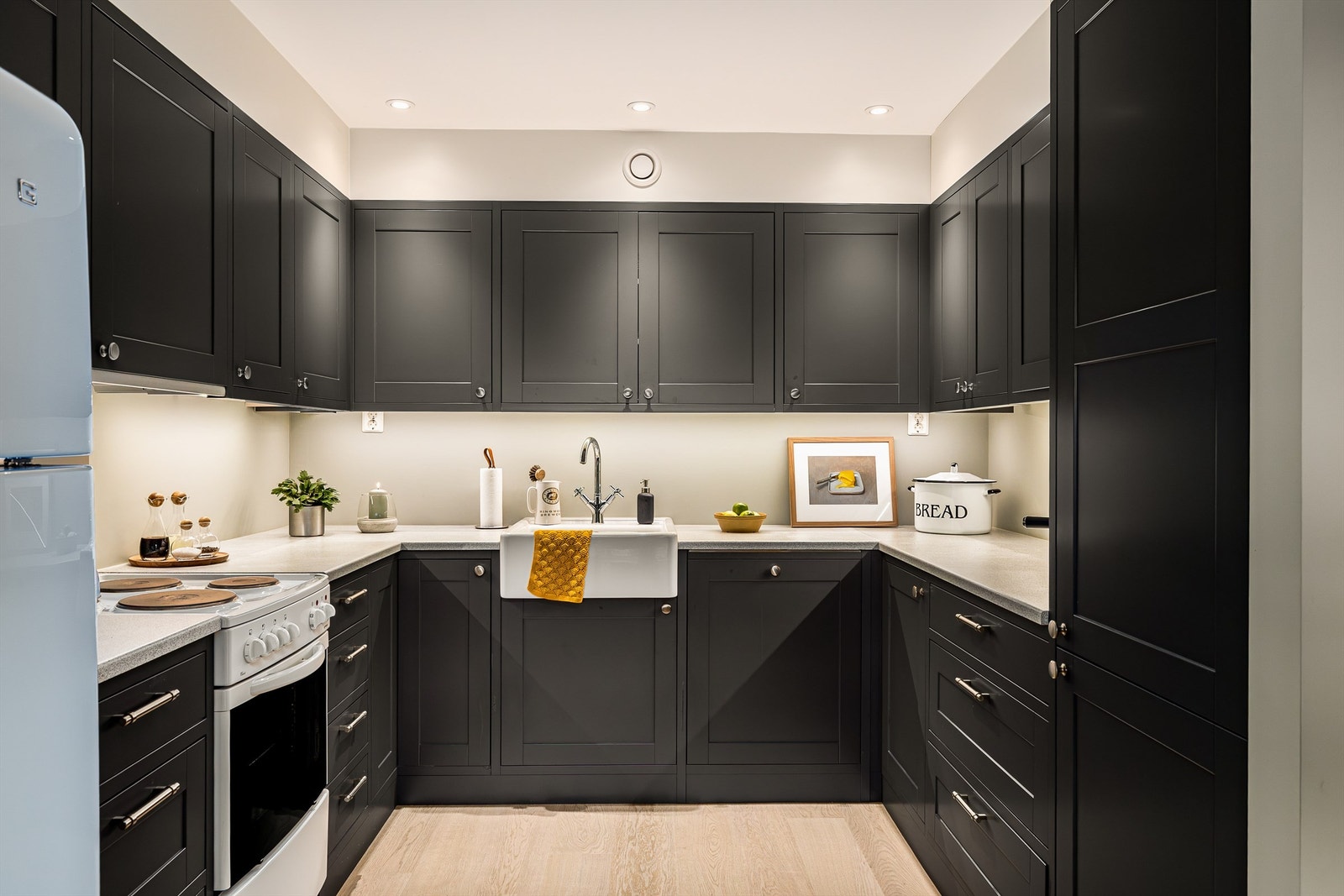 Kjøkkenet er utført i en delikat farge med profilerte fronter, og benkeplaten er i laminat. Kjøkkenet er godt utnyttet, og det har rikelig med skap- og benkeplass. Galleribilde