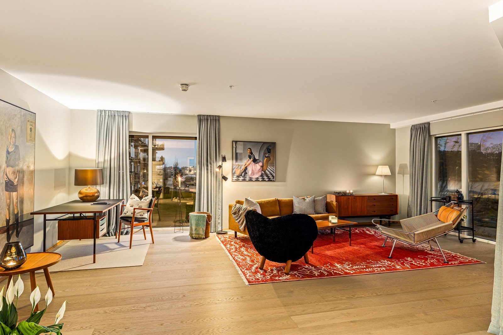 Veggflater har tidsriktige og delikate fargevalg, og det er lagt eksklusiv 1-stavs parkett gjennomgående på alle gulv. Galleribilde