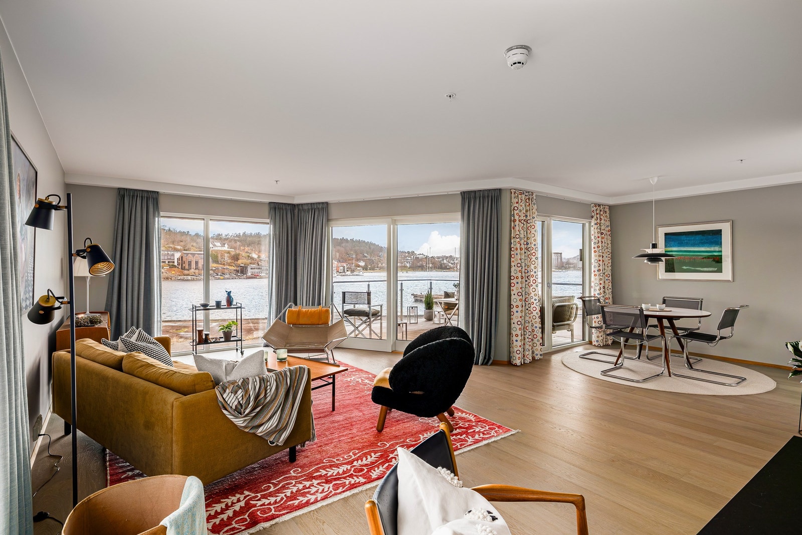 Leiligheten har en god planløsning med romslig stue og store vindusflater vendt mot vest. Fra stuen er det utgang til en lun og skjermet balkong. Galleribilde