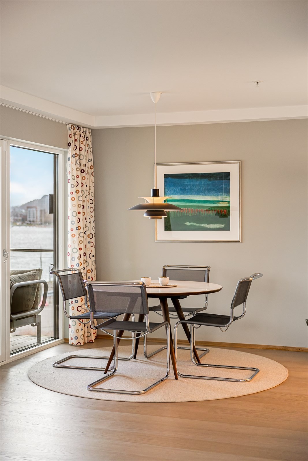 Velkommen til bords. Det rikelig med plass til spisebord. Galleribilde