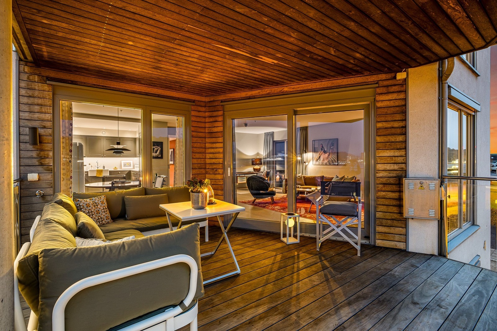 Balkongen er både lun og skjermet. Tilrettelagt med vann, gassuttak og strøm. Galleribilde