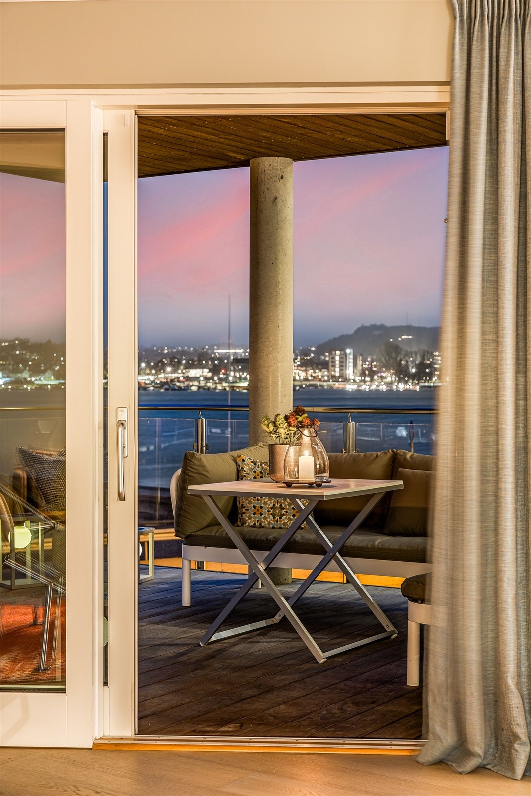 Hjørneleiligheten ligger nydelig til med flott utsyn over havnebassenget. Galleribilde