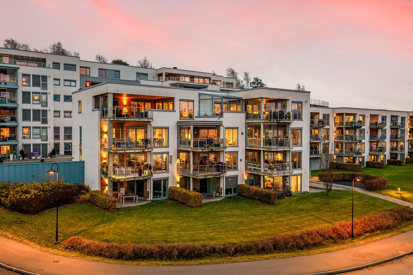 Flytt rett inn og nyt en enklere hverdag med sjøen som nærmeste nabo. Galleribilde