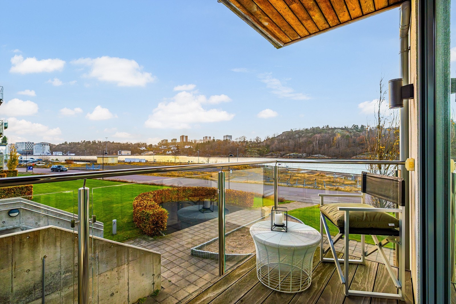 Morgenkaffen kan nytes på leilighetens andre balkong, med utgang fra hovedsoverommet. Balkongen er vendt mot syd. Galleribilde