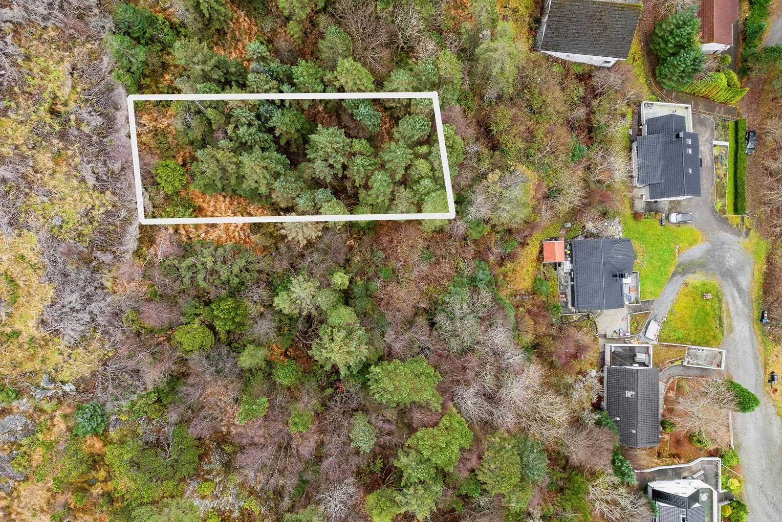 Tomtearealet er på ca 993 kvm. Grensene er tegnet inn omtrentlig. Se vedlagt grunnkart. Galleribilde