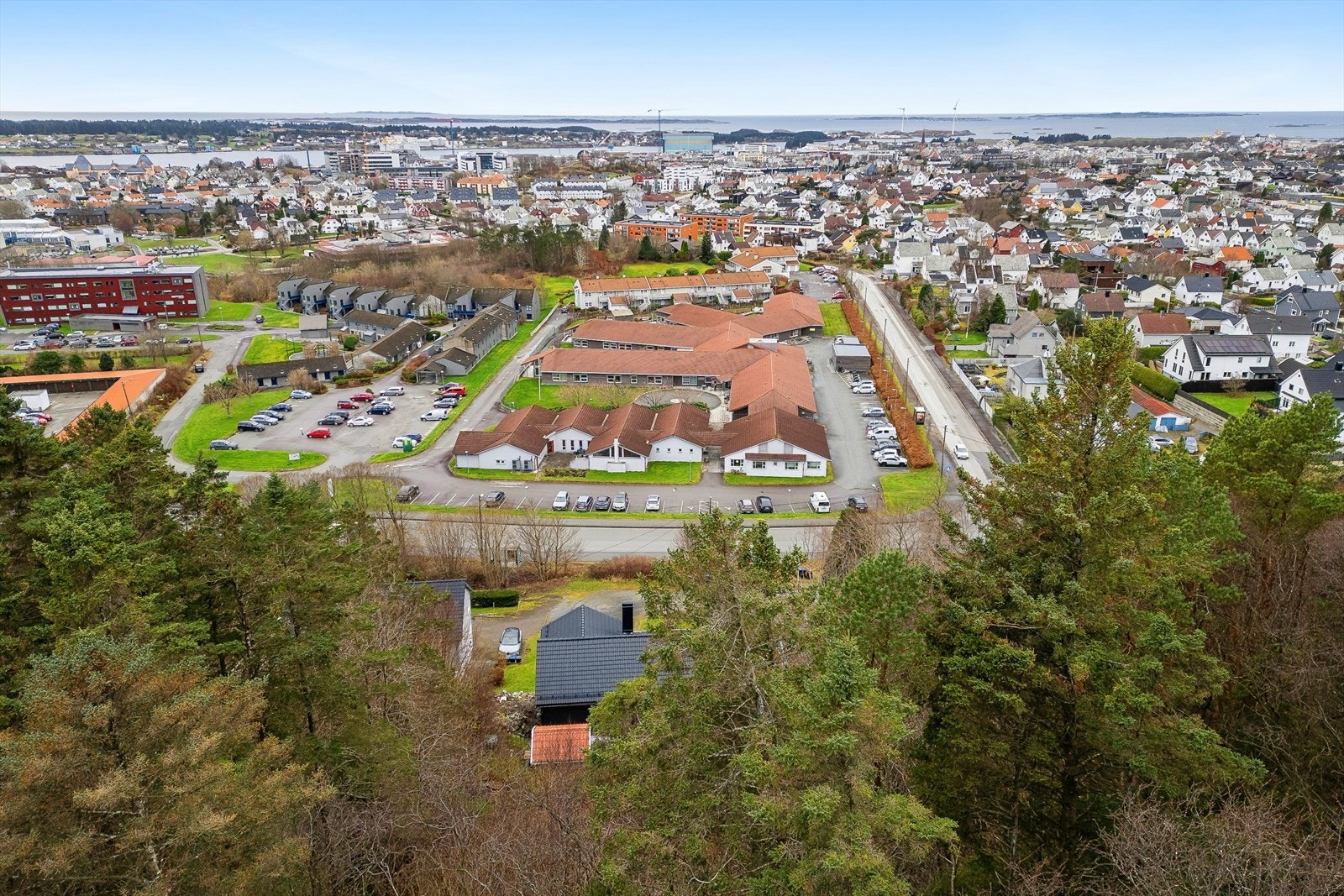 Rolig og familievennlig beliggenhet med kort vei til skoler, barnehager og dagligvarebutikker. Galleribilde