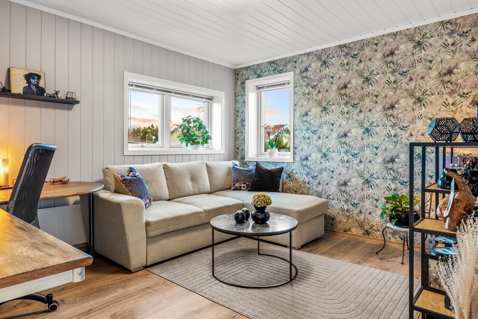 Skyvedørsgarderobe gir effektiv oppbevaring i rommet. Galleribilde