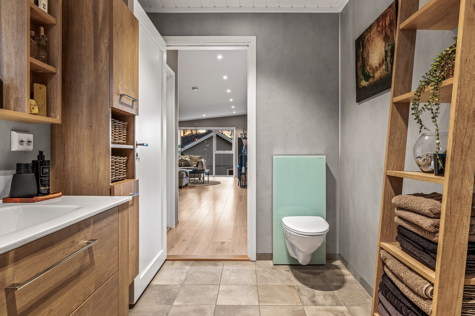 Veggene har baderomsplater med flissokkel, og rommet har mekanisk avtrekk (kilde: tilstandsrapport). Galleribilde