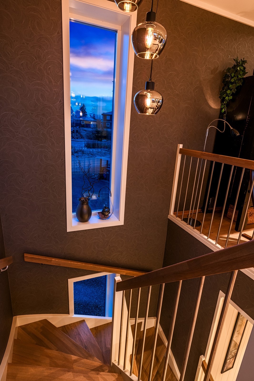 Trappen har en malt og lakkert treoverflate som gir et elegant preg. Galleribilde